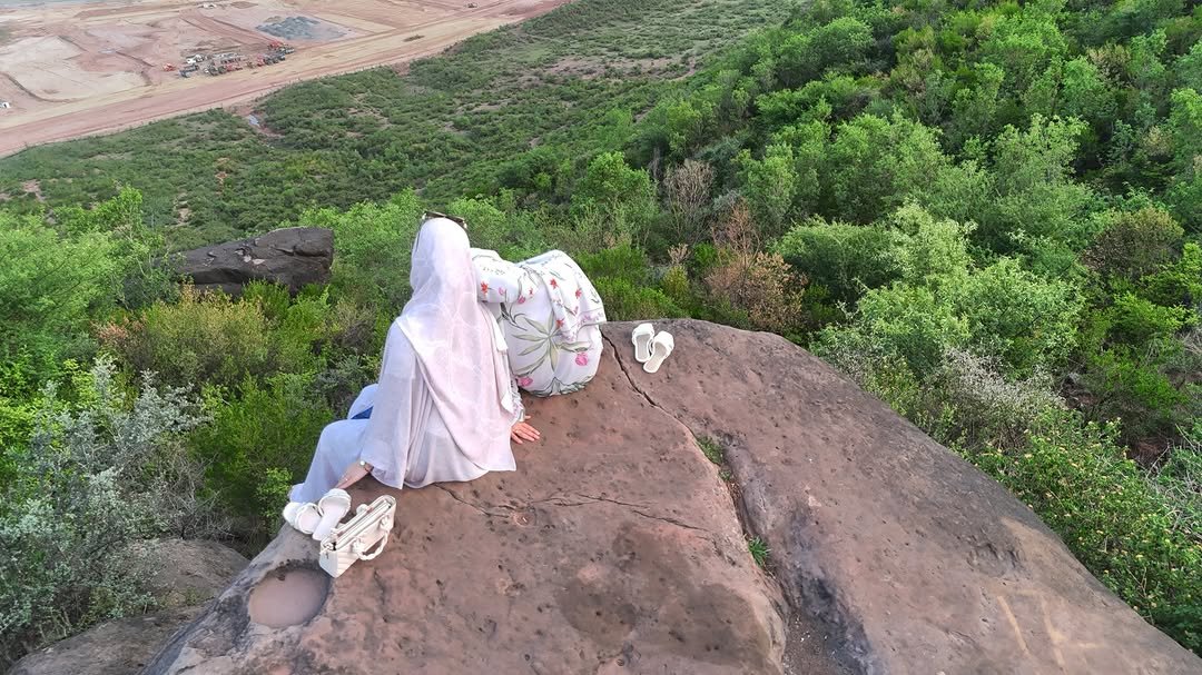 Mosavee. modest fashion campaign in the hills